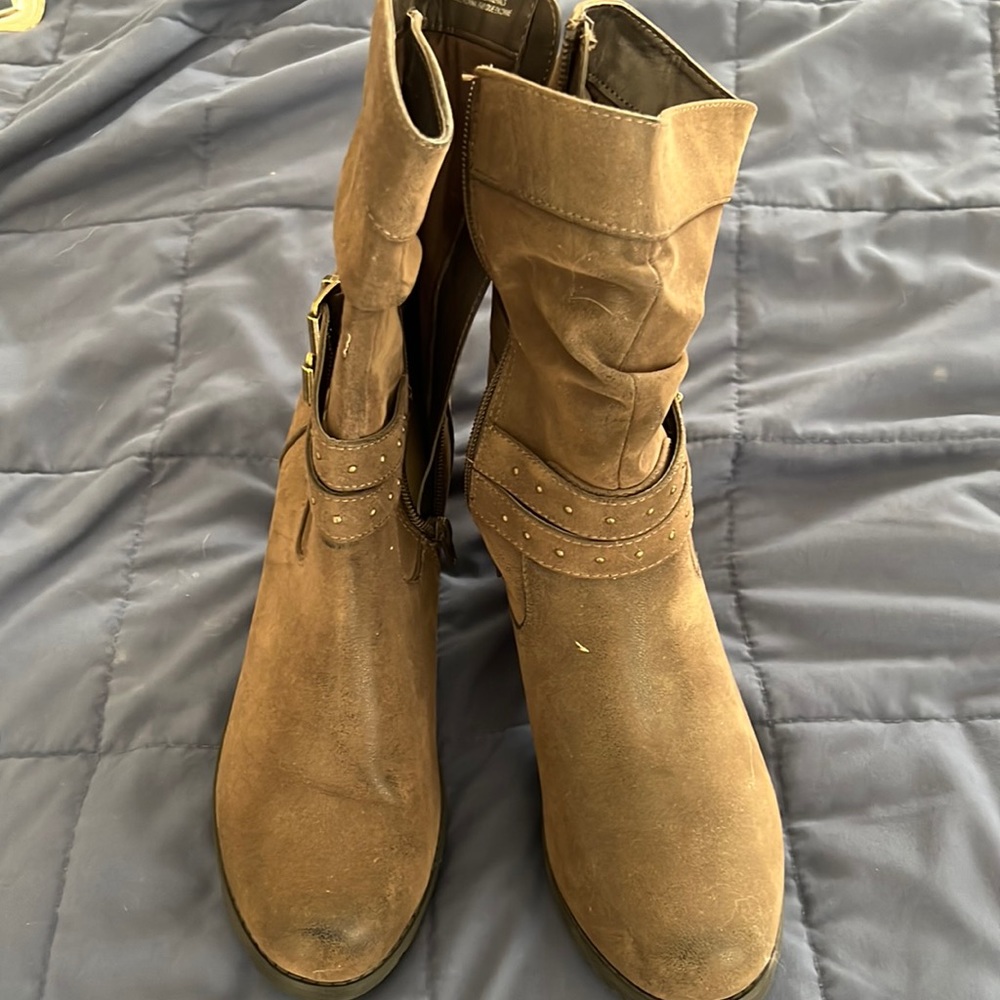 Heeled brown boots